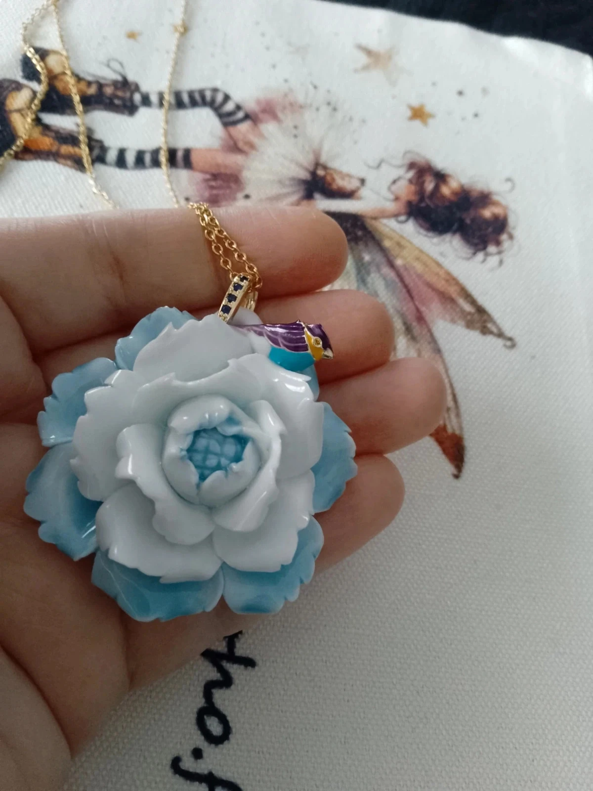 Blauw en wit bloem halssnoer van keramiek met kleurrijke vogel – photo 3